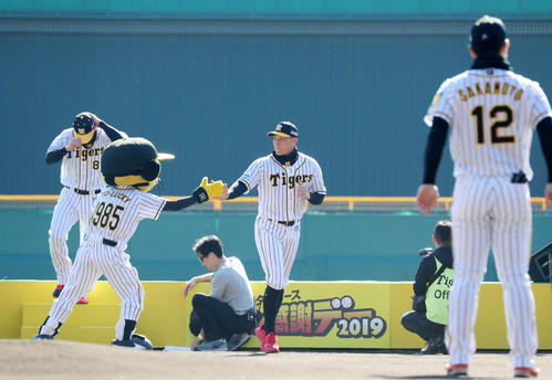 手術後、小走りに進む元気な姿をファン感謝デーで見せる糸井（撮影・加藤哉）