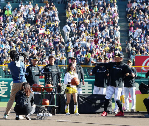 フリースロー対決で糸井の投じたボールはバスケットゴールのネットに入りガッツポーズを見せる（撮影・加藤哉）