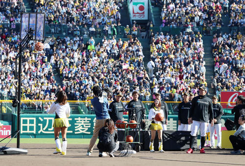 フリースロー対決で糸井の投じたボールはバスケットゴールのネットに入る（撮影・加藤哉）