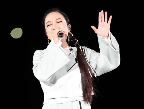 巨人阿部をイメージした新曲を披露するlecca（撮影・山崎安昭）