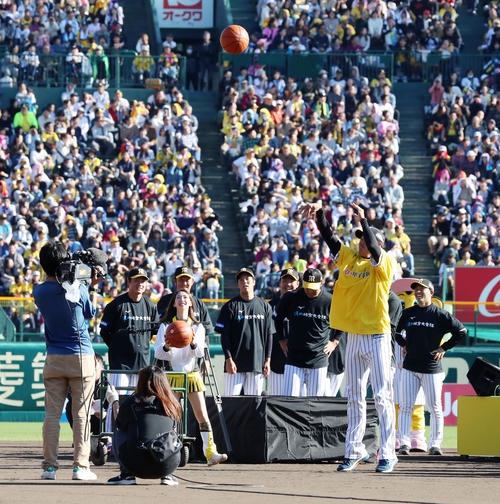 フリースロー対決でバスケットゴールのネットにボールを入れる藤浪（撮影・加藤哉）