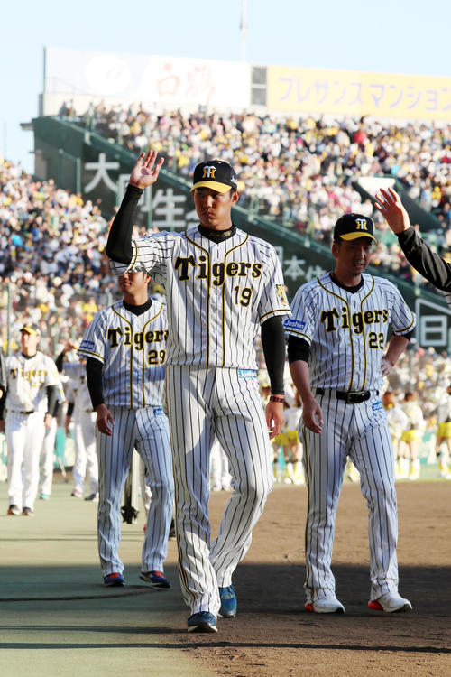 スタンドに手を振りながら場内1周する藤浪ら阪神ナインたち（撮影・加藤哉）