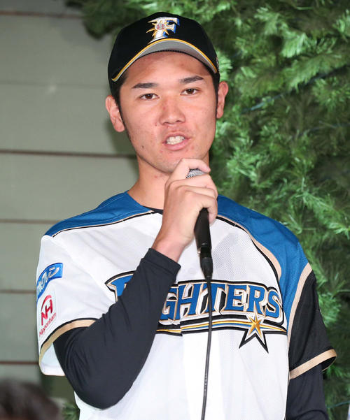 抱負を語る日本ハム育成1位の宮田（撮影・黒川智章）