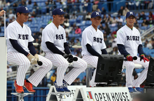 ヤクルト「ファン感謝デー2019」で履正社のユニホームを着て、OBトークショーを行う、左から寺島、中山、宮本、山田哲（撮影・狩俣裕三）