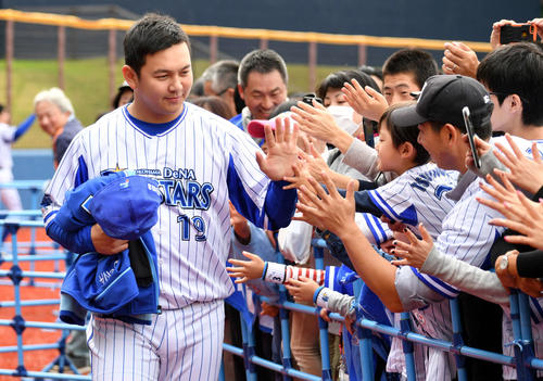 ファン感謝デーでファンとタッチを交わすDeNA山崎（撮影・滝沢徹郎）