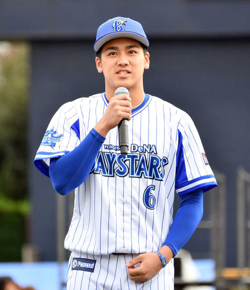 ファン感謝デーあいさつするDeNAドラフト1位の森（撮影・滝沢徹郎）
