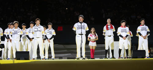 ファンフェスタであいさつするソフトバンク工藤監督　（撮影・菊川光一）
