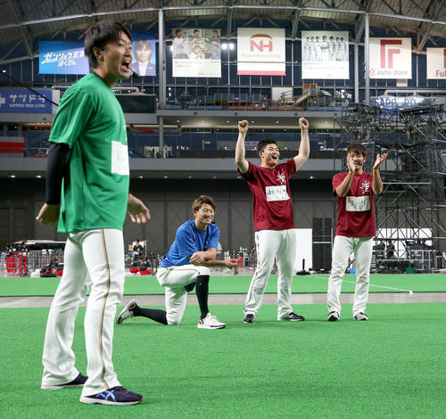 神経衰弱で日本ハム玉井（左手前）が没収カードを選びガッツポーズをする清宮（左から3人目）（撮影・佐藤翔太）