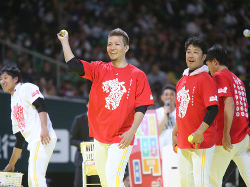 ファンフェスティバルのストラックアウトに挑戦する千賀滉大　（撮影・菊川光一）