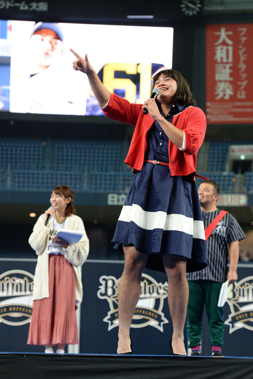 広瀬すずに扮した榊原翼（撮影・渦原淳）