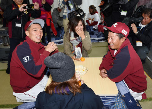 こたつでファンとふれ合う楽天嶋（左）と渡辺直（撮影・横山健太）