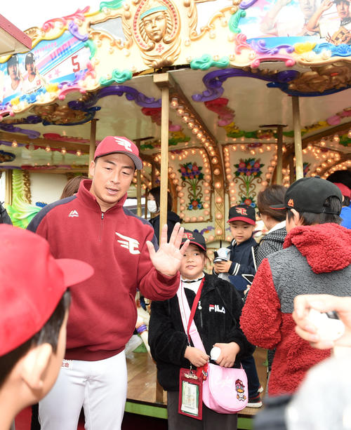 ファンと笑顔でタッチを交わす楽天美馬（撮影・横山健太）
