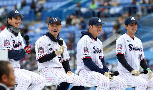 ヤクルト「ファン感謝デー2019」でのトークショーで笑顔を見せる左から山田哲、青木、村上、太田（撮影・狩俣裕三）
