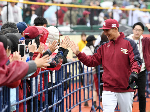 ファンと笑顔でタッチを交わす楽天嶋（撮影・横山健太）