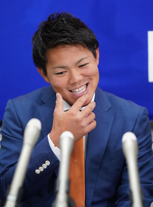 契約更改を終え会見する中日高橋周平（撮影・森本幸一）