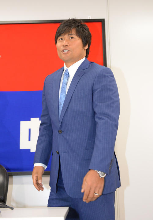 契約更改を終え会見の席に着く平田良介（撮影・森本幸一）