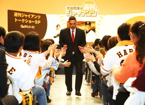 公開収録を終え、集まったファンとタッチを交わす巨人阿部2軍監督（撮影・足立雅史）