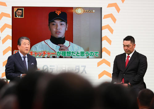 公開収録のトークショーで入団当時の映像を見つめる巨人阿部2軍監督（右）。左は徳光和夫（撮影・足立雅史）