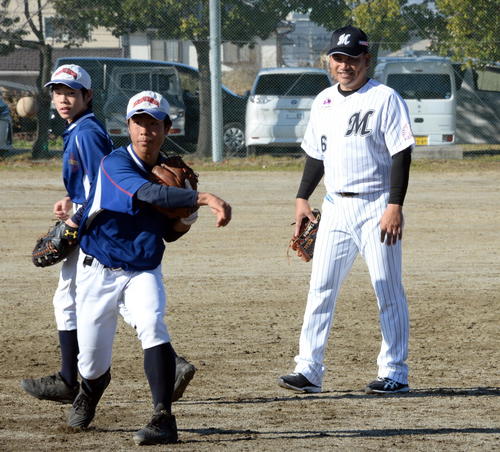ロッテ井口監督は野球教室で子どもたちのプレーを笑顔で見守る（撮影・鈴木正章）