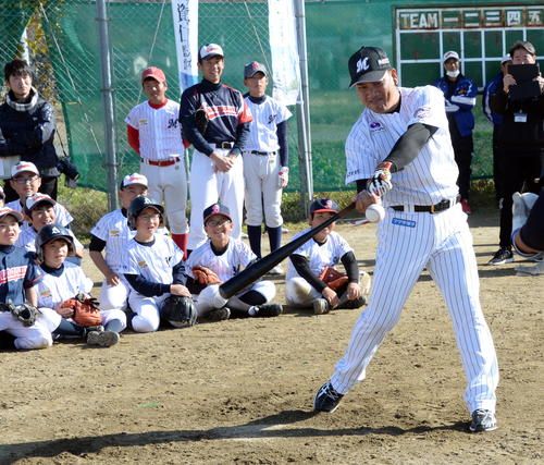 ロッテ井口監督は野球教室で子どもたちに打撃の手本を見せる（撮影・鈴木正章）