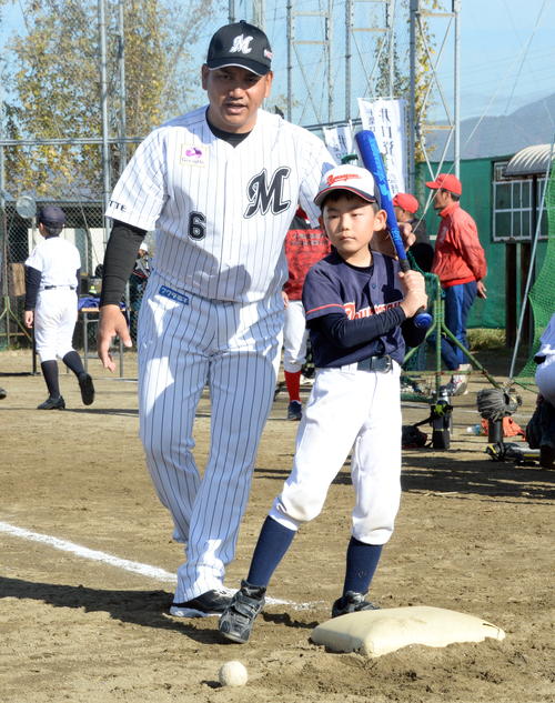ロッテ井口監督は野球教室で子どもたちに丁寧に指導する（撮影・鈴木正章）
