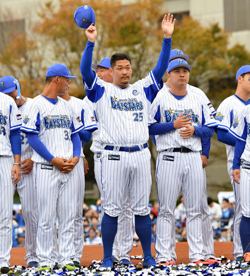 ファン感謝デーを終えファンの声援に応じるDeNA筒香（手前中央）（撮影・滝沢徹郎）