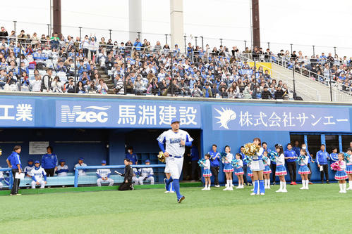 ファン感謝デーでファンに見つめられながら入場するDeNA筒香（撮影・滝沢徹郎）
