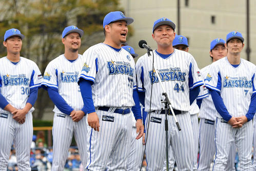 ファン感謝デーの最後に「I　LOVE　YOKOHAMA」と叫ぶDeNA筒香（手前左）と佐野（撮影・滝沢徹郎）
