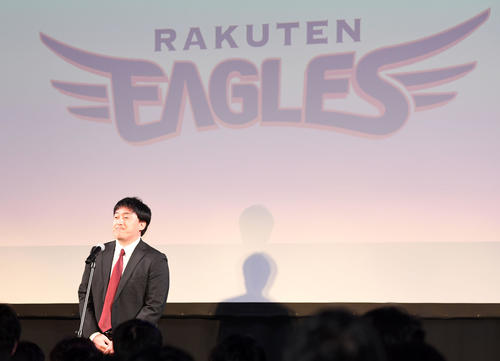 納会冒頭であいさつする楽天石井GM（撮影・横山健太）