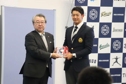 東都大学秋季リーグ戦表彰式・ベストナインに選ばれたロッテドラフト2位の東洋大・佐藤（撮影・保坂淑子）
