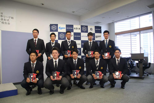 東都大学秋季リーグ戦表彰式・1部リーグ表彰の選手たち（撮影・保坂淑子）