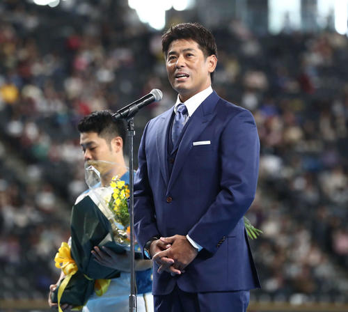 日本ハムファンフェスティバル　ファンにあいさつする日本代表の稲葉監督（撮影・黒川智章）