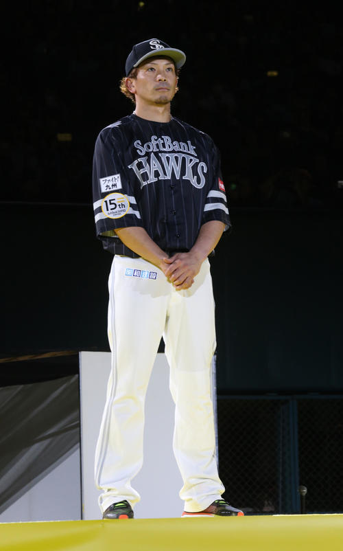 ファンフェスティバルで新ユニホームを披露する松田宣（撮影・菊川光一）
