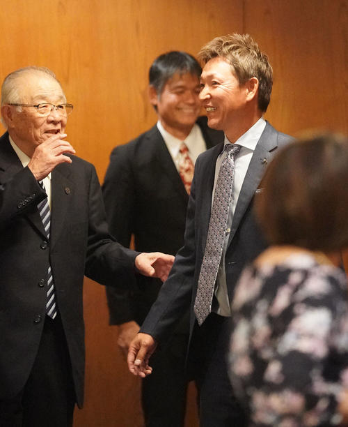 中日OB会に出席し談笑する立浪和義氏（撮影・森本幸一）
