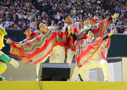 ファンフェスティバルでパプリカの歌を披露する周東（左から4人目）ら　（撮影・菊川光一）