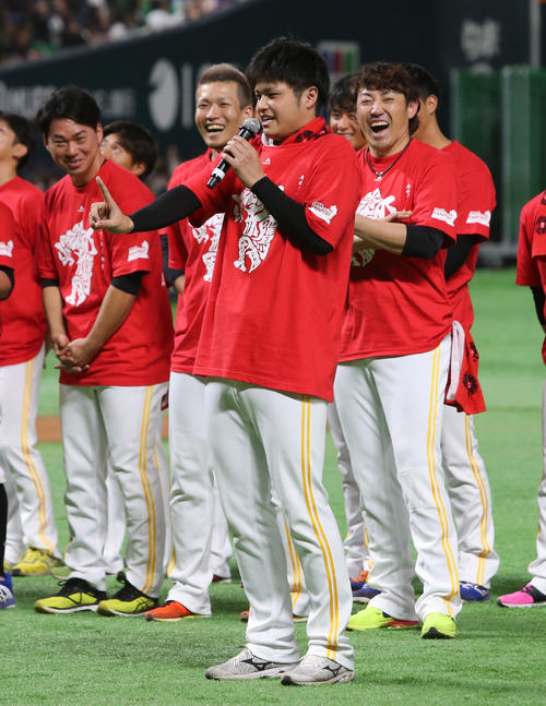 ファンフェスティバルでタレントのIKKOのまねを披露する甲斐野央　（撮影・菊川光一）