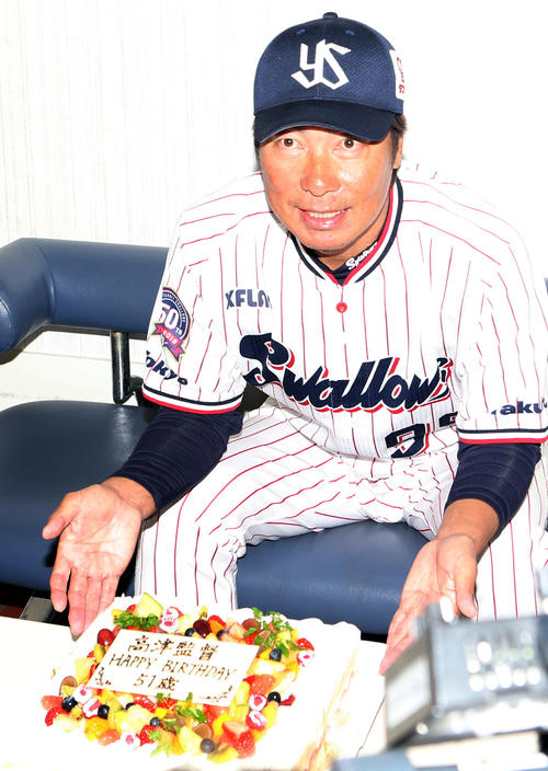 報道陣が用意した誕生日ケーキを前に笑顔を見せる高津監督（撮影・狩俣裕三）
