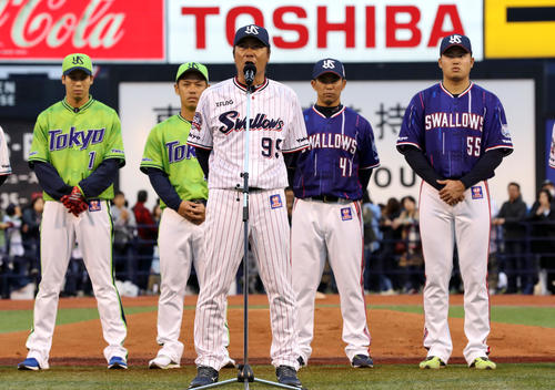 ヤクルト「ファン感謝デー2019」の最後にあいさつする高津新監督。後方左から山田哲、小川、雄平、村上（撮影・狩俣裕三）