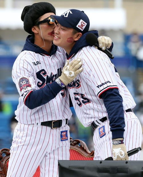 ヤクルト「ファン感謝デー2019」で仮装をした上田（左）からキスされる村上（撮影・狩俣裕三）