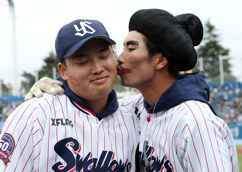 ヤクルト「ファン感謝デー2019」で仮装をした上田（右）からキスされる村上（撮影・狩俣裕三）