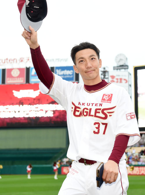 ファンの声援に応える楽天嶋（撮影・横山健太）