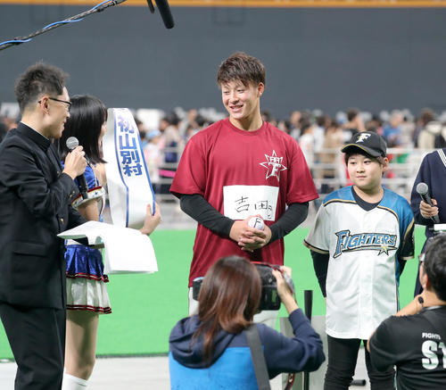 初山別村の応援大使に任命され笑顔の日本ハム吉田輝（撮影・佐藤翔太）