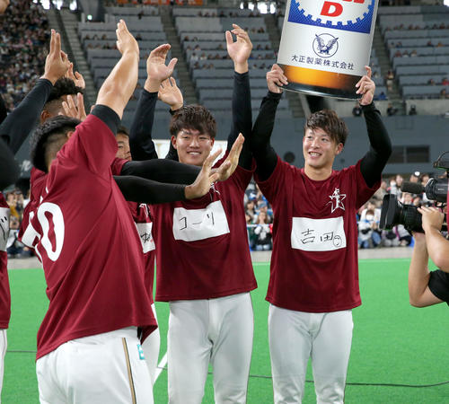 3本綱引きで勝利し笑顔を見せる日本ハム吉田輝（右）（撮影・佐藤翔太）