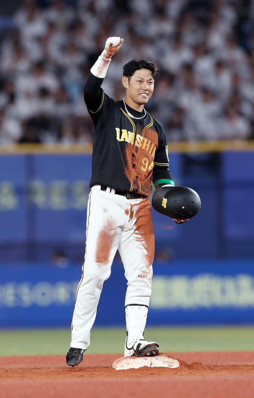 6月4日、ロッテ戦の9回に代打で適時二塁打を放ちガッツポーズする原口