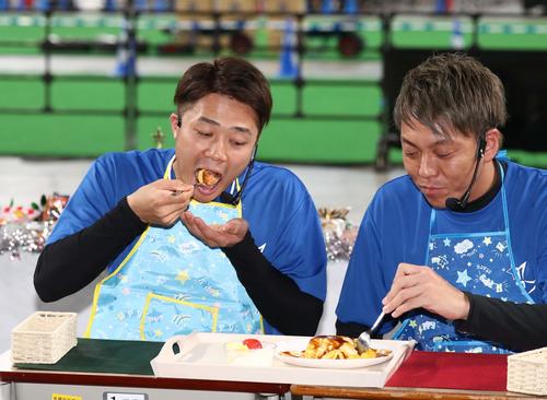 日本ハムファンフェスティバル　料理対決のオムライスを食べる中島（左）と宮西（撮影・黒川智章）