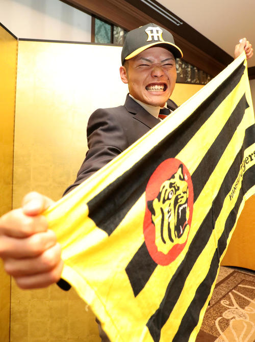 阪神と仮契約を結んだ小野寺は球団タオルを手に気合の表情でアピール（撮影・加藤哉）