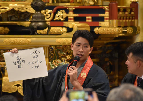 自前の着物を着て本願寺広島別院で行われたトークショーに参加した安部