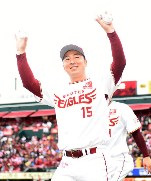 ファンの声援に応える楽天美馬（撮影・横山健太）