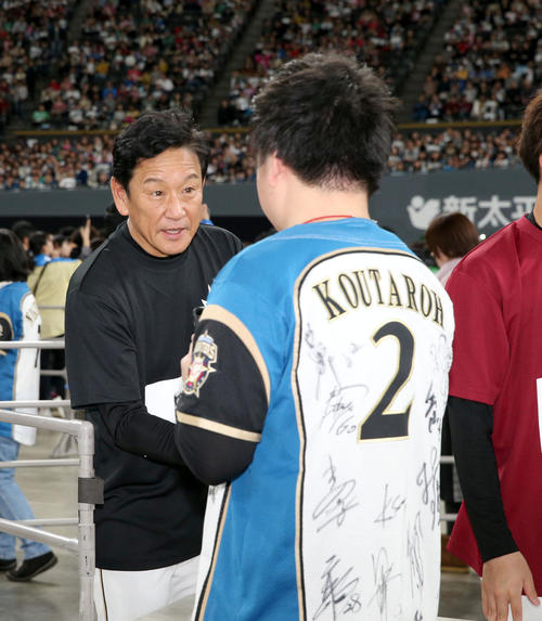 ファンと握手をする日本ハム栗山監督（撮影・佐藤翔太）