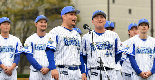 ファン感謝デーの最後に「I　LOVE　YOKOHAMA」と叫ぶDeNA筒香（手前左）と佐野（撮影・滝沢徹郎）
